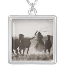 Svartvitt foto av en CowboyLassoing hästar Hängsmycke