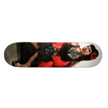 Tatueringen klämmer fast upp skate board deck