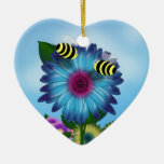 Tecknadhonungbin som möter på blåttblomma julgranskula