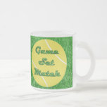 Tennisbollar på gräsmatta kaffe kopp