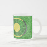 Tennisracket & boll på gräsmatta kaffe kopp