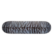 Tigern flår i blått kritiserar skate board