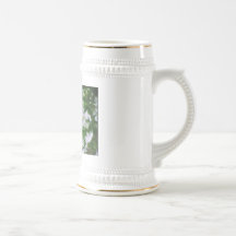 Tittar upp kaffe koppar