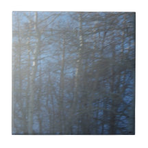 träd dimmiga treetops, blå himmel kakelplatta av kerami