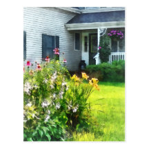 Trädgård med Coneflowers och liljar Vykort