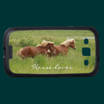 Två Cantering Palominohästar i ett fältfoto skinit fodral