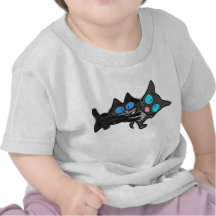Två kittys som har roligt tee shirts