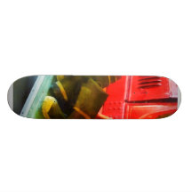 Två parar av kängor avfyrar på lastbilen skateboards