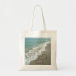 Två Sandhjärtor på stranden, romantiskt hav Tote Bags