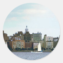 Två segelbåtar mot Manhattan horisont Klistermärke