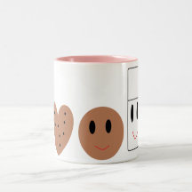 Två söta kakor och mjölk kaffe kopp