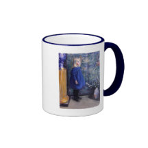 Una i blåttklänning kaffe muggar