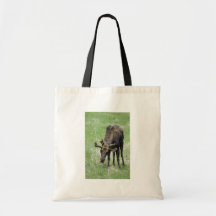 Ung älg som äter gräs tote bags