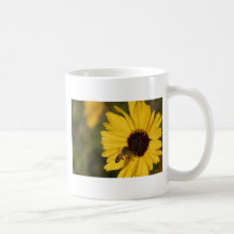 Upptaget bi kaffe muggar