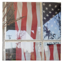 USA Oregon, Shaniko. Flagga i fönster bredvid Kakel