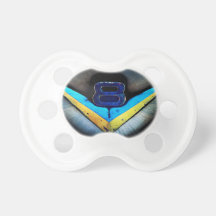 V8 driver lite den Hotrodder mekanikerbabyen