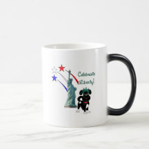 Valp med damfrihet och fyrverkerier kaffe kopp