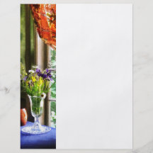 Vas av blommor och muggen vid fönstret flygblad