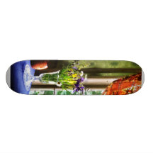 Vas av blommor och muggen vid fönstret skate boards