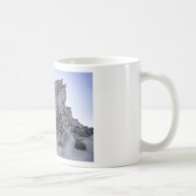 Vasquez stenar på solnedgången kaffe koppar