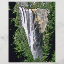 Vattenfall över klippan i skog flyg blad