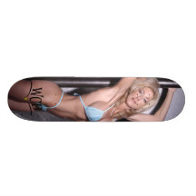 Vildkustenbikinin stiger ombord 2 skateboards