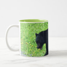 Vildsvartbjörn som går i gräs 3 kaffe muggar