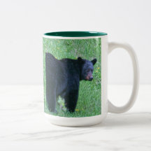 Vildsvartbjörn som går i gräs kaffe mugg