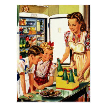 Vintagefamilj i kök som har ett mellanmål vykort