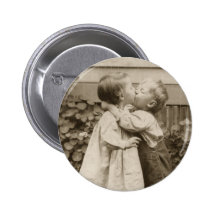 Vintagekärlekromantik, barn som kysser, första kys knapp
