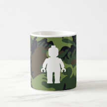 Vit Minifig framme av Camo Kaffe Muggar