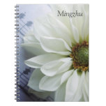 vitblomma på musikanteckningsboken