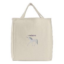 Vitunicornen med lilor tror jag fantasidesign broderade tygkassar