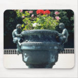 VitUrn med fauns och begonias - Versailles, Fr Mus Mattor