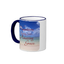 Volontärer delar gud fantastisknåd kaffe koppar