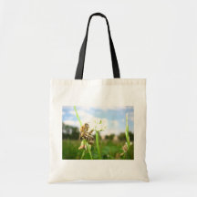 Wasp som samlar mat från knopp tote bag