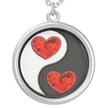 Yin Yang med röda brinns hjärtor Personliga Halsband