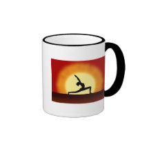 Yoga poserar SilhouettesoluppgångTea eller kaffe k