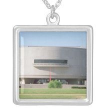 Yttre beskåda av Hirshhornen Museum, 1974), Personliga Halsband