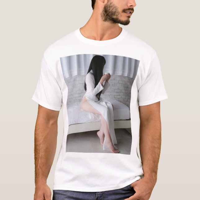 アオザイを着た黒髪の女性がお茶を飲む T SHIRT (Framsida)