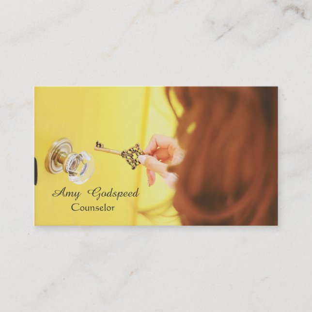 ドアの鍵穴を探している女の子のオシャレな VISITKORT (Framsida)