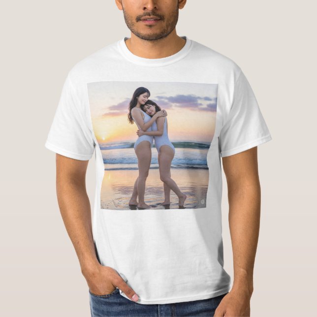 可愛い二人の美女が抱き合い愛を確かめ合っている T SHIRT (Framsida)