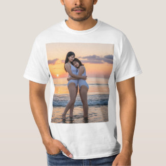 夕日が美しい夕陽の浜辺で白いハイレグ紐水着の笑顔が可愛い美女 T SHIRT