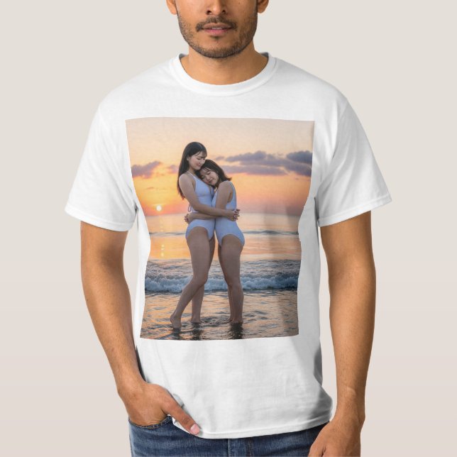 夕日が美しい夕陽の浜辺で白いハイレグ紐水着の笑顔が可愛い美女 T SHIRT (Framsida)