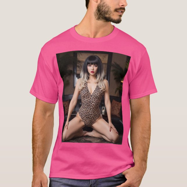 大胆なヒョウ柄水着でゴールドのメッシュワンポイントの似合う黒髪の女性 T SHIRT (Framsida)