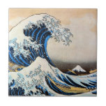 神奈川沖浪裏 北斎underbar vinkar, Hokusai, Ukiyo-e Kakelplatta<br><div class="desc">Katsushika Hokusai (Oktober eller November 1760 - maj 10, 1849) var en japansk konstnär, ukiyo-emålare och printmaker av den Edo perioden. I hans tid var han Japan att leda som var sakkunnigt på kinesisk målning. Bördiga Edo (nu Tokyo), Hokusai är bäst-bekant, som författare av träklosstryckserien Thirty-six beskådar av Mount Fuji...</div>