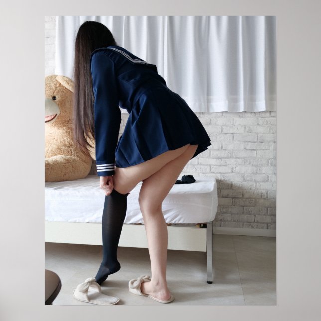 遅刻しそうで急いで着替える日本の女子高生 POSTER (Framsidan)