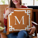 Sök efter bränd orange kuddar Monogrammet