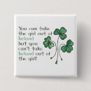 Sök efter gullig shamrock För henne