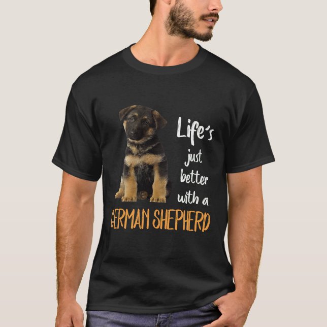 017 Livet är bättre med en tysk shepherd T Shirt (Framsida)